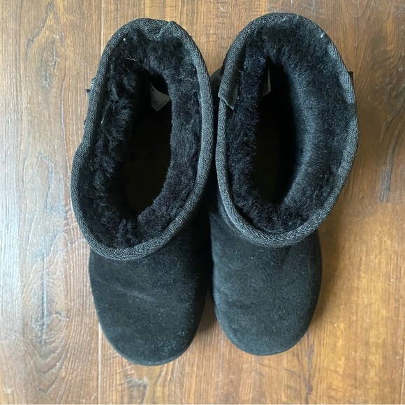 Minnetonka Women’s Black Suede Sheepskin Ankle Bootie SZ 8 - Picture 6 of 14